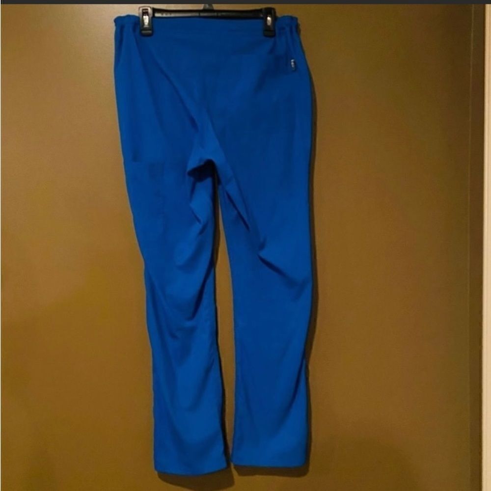 Koi Lite Dobby Scrub Set - Picture 3 of 13